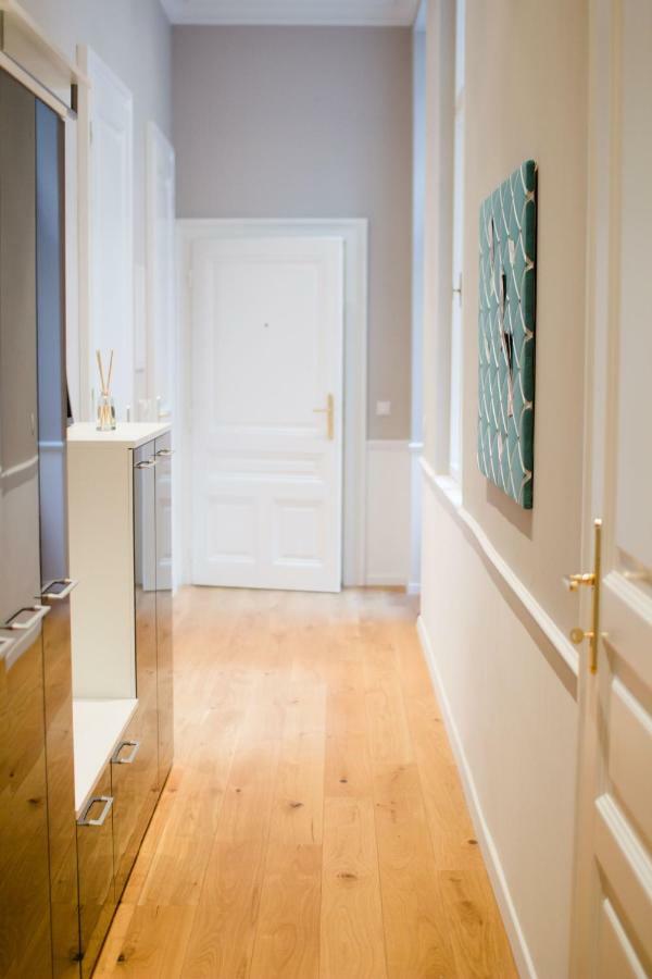 Studio Apartments Urania - Mai'S Apartments เวียนนา ภายนอก รูปภาพ