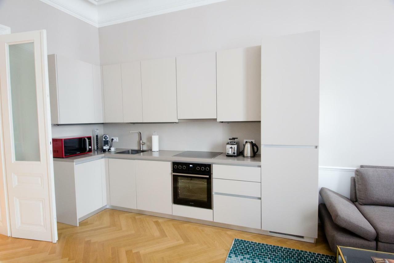 Studio Apartments Urania - Mai'S Apartments เวียนนา ภายนอก รูปภาพ